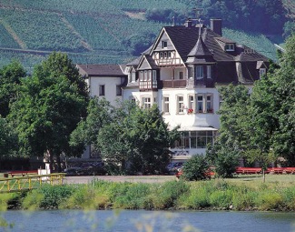 Hotel-Restaurant aan het water van de Moezel; Krone-Riesling